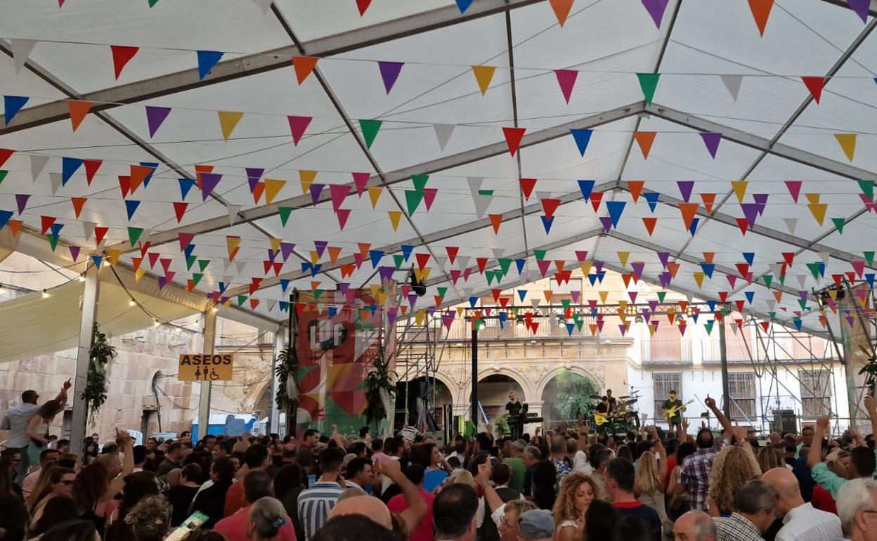 La plaza de España repleta de público durante uno de los conciertos de la Feria de Día.