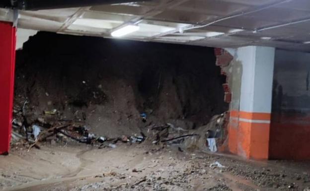 Muro destrozado de un garaje en Ronda Sur. 