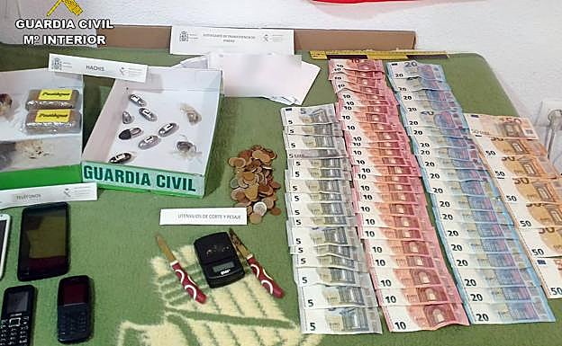 La droga, el dinero y otros efectos incautados por la Guardia Civil, en el marco de la operación 'Lobras'.
