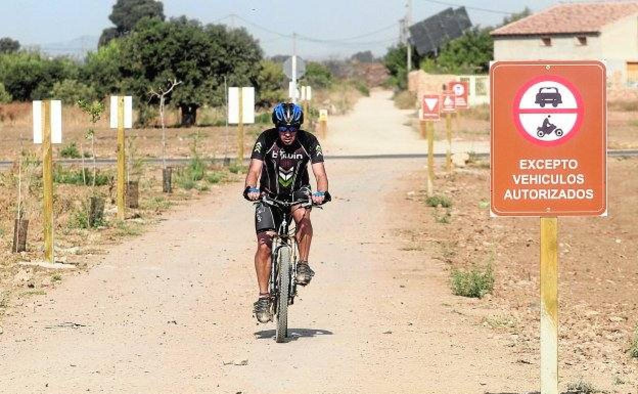 Un ciclista recorre la Vía Verde de Cartagena entre Fuente Álamo y Campillo de Arriba, en una imagen de archivo.
