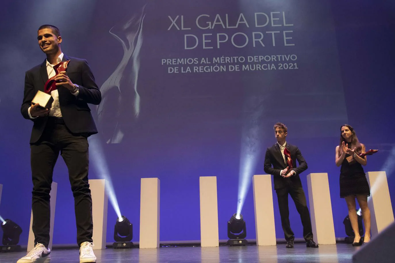 Carlos Alcaraz recoge el premio como mejor deportista del año en la Gala del Deporte regional de 2022.