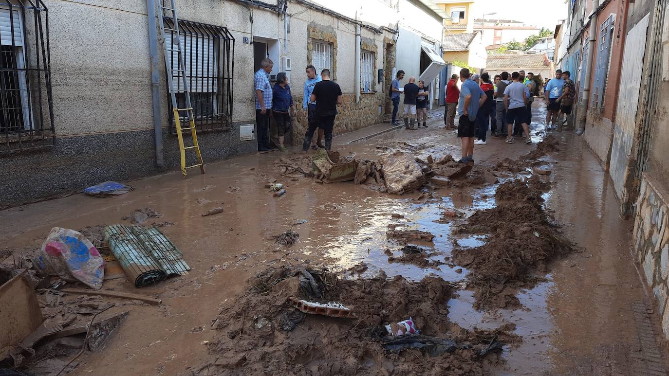 Los vecinos de Javalí Viejo comprueban los daños ocasionados por las lluvias durante la madrugada.