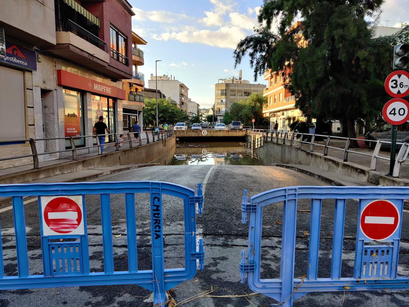 El túnel de Beniaján, cortado al tráfico tras inundarse por las lluvias. 