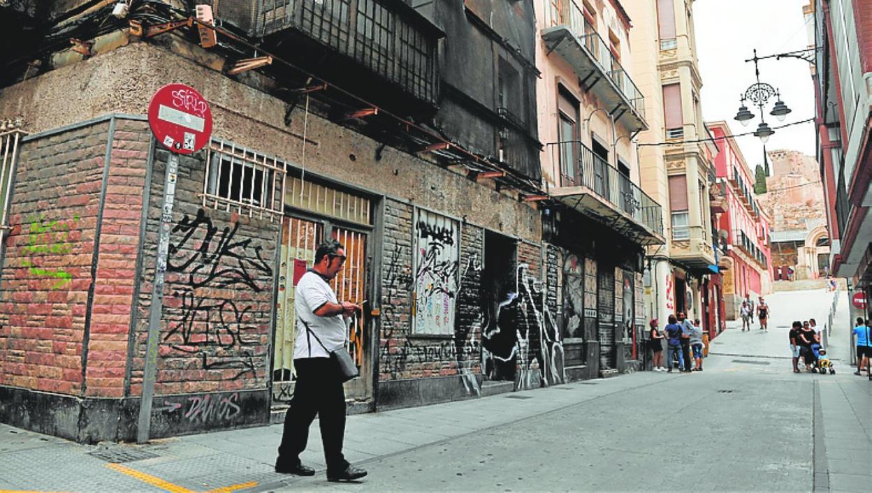 Fachada de un solar vacío en la calle del Aire con Cuatro Santos. 