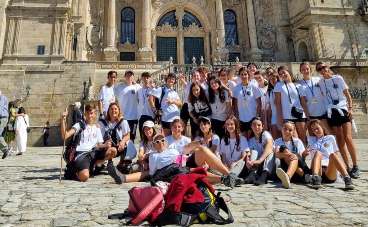 El grupo de estudiantes, frente a la catedral de Compostela.