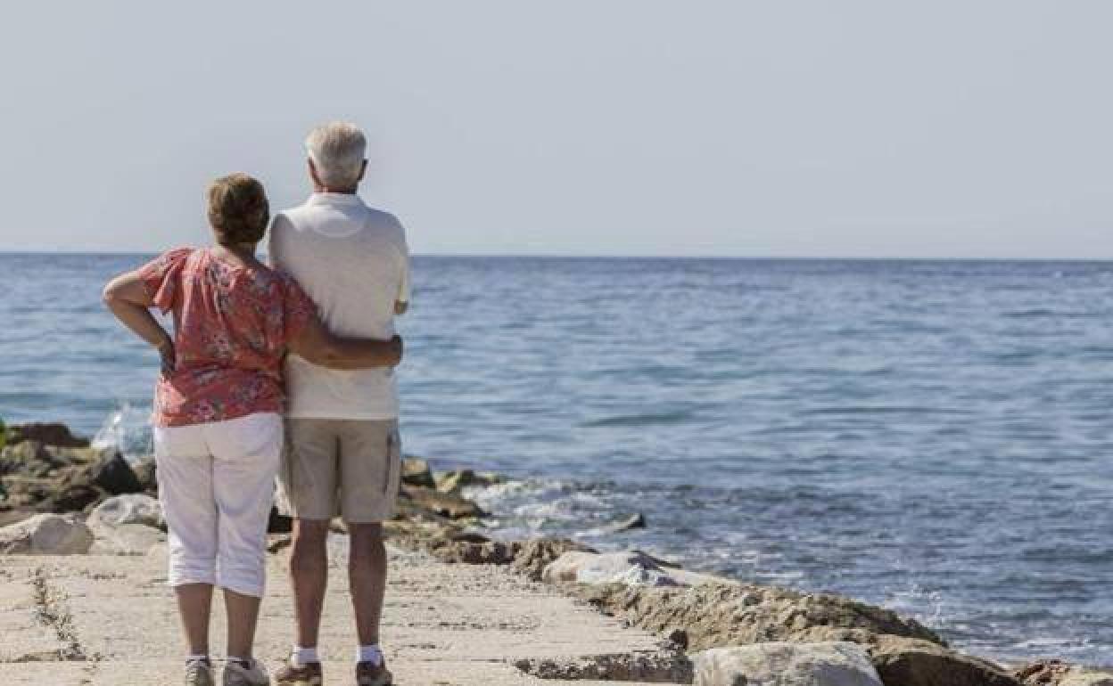 Una pareja de personas mayores frente al mar, en una imagen de archivo.