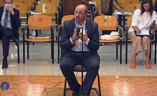 Pedro Antonio Sánchez durante su declaración en la Audiencia. Detrás, Caridad García y Vicente Gimeno.