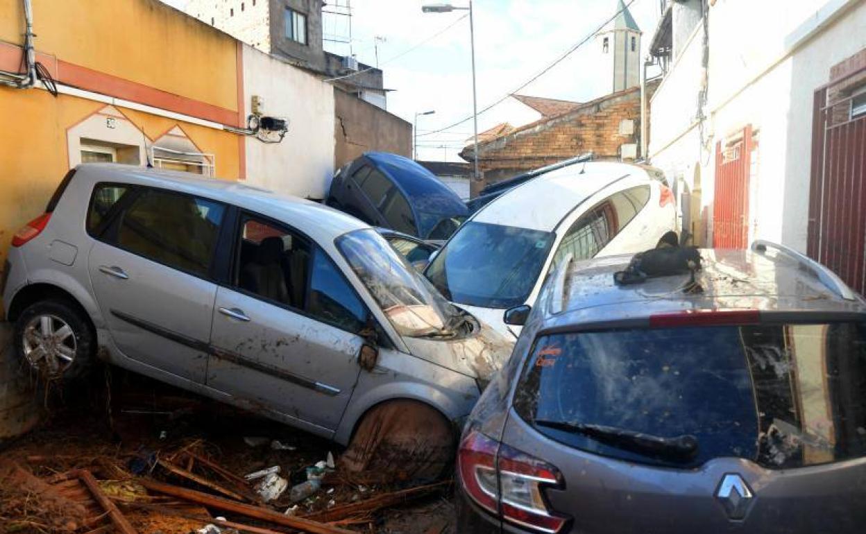 Coches apilados como consecuencia de las fuerte lluvias en Javalí Viejo