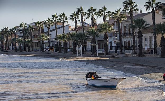 Galería. Las intensas lluvias tiñen de marrón el Mar Menor