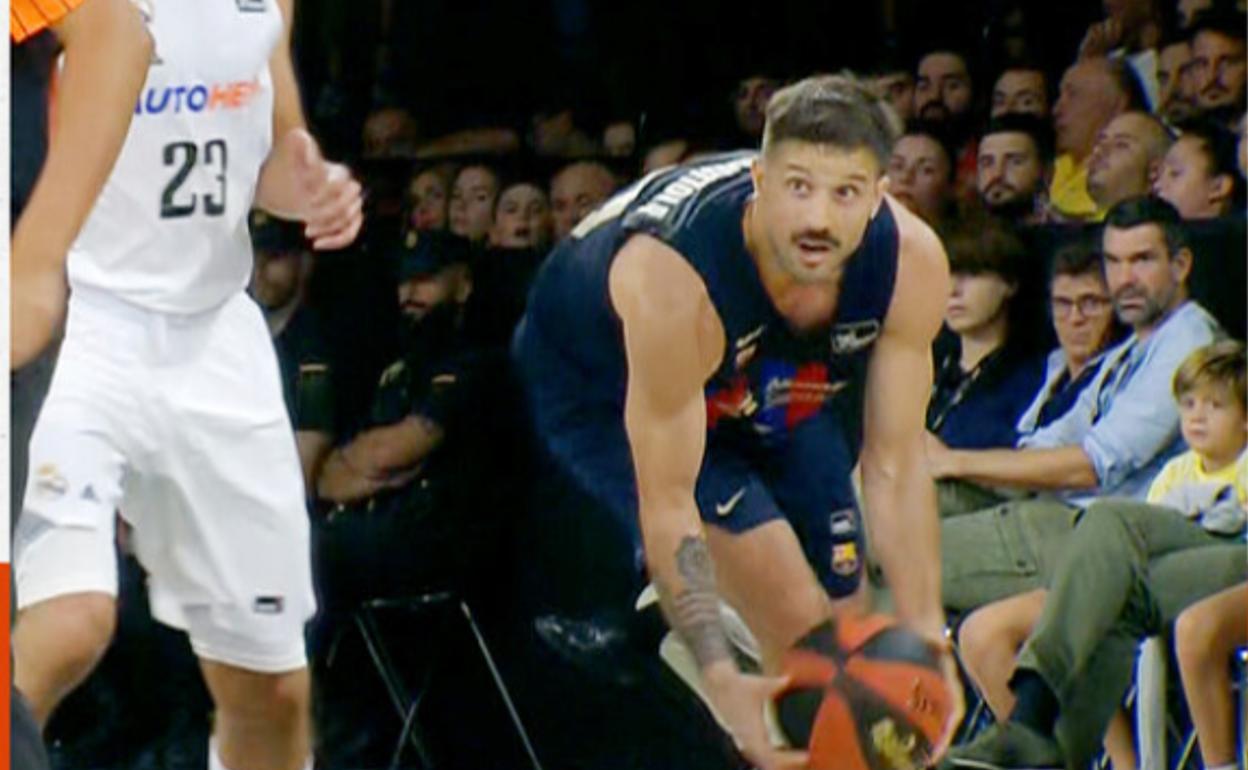 Nico Laprovittola saca de banda ante Sergio Llull. 