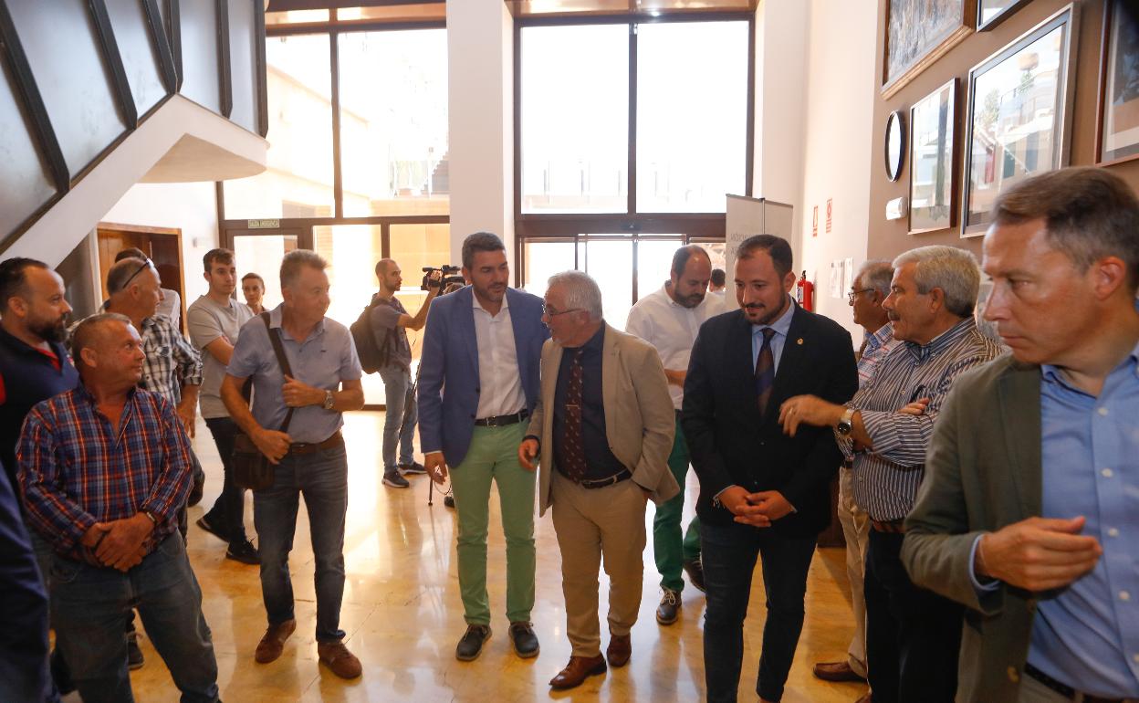 Luengo (c) junto al presidente de la Federación Regional de Caza y el vicealcalde de Lorca. 