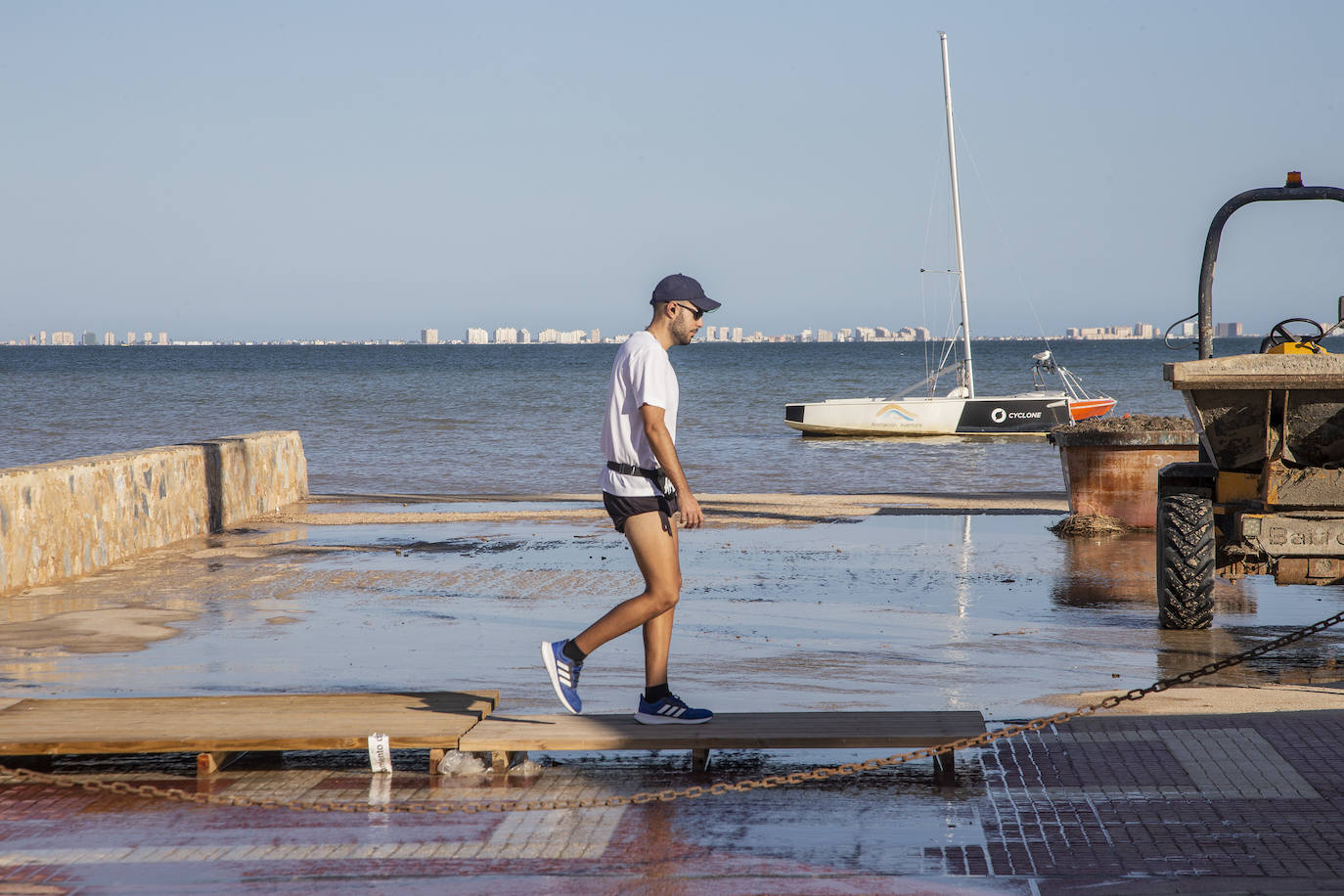 Fotos: Las intensas lluvias tiñen de marrón el Mar Menor