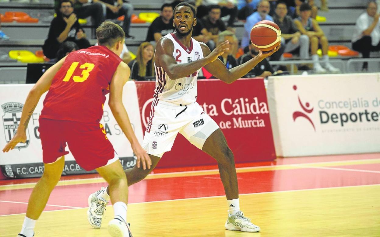 El exmadridista Sediq Garuba busca el pase a un compañero, anoche, contra el UCAM B. 