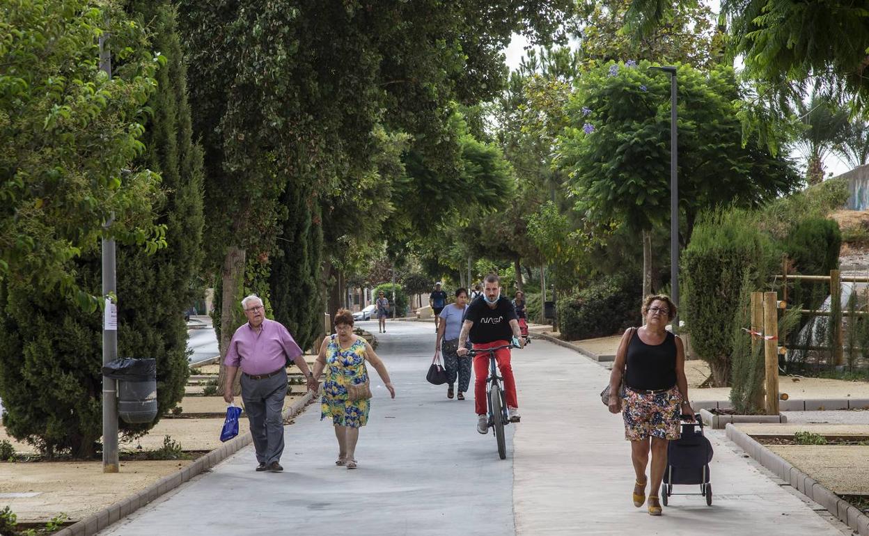 Un ciclista circula por el Barrio Peral en una imagen de archivo. 