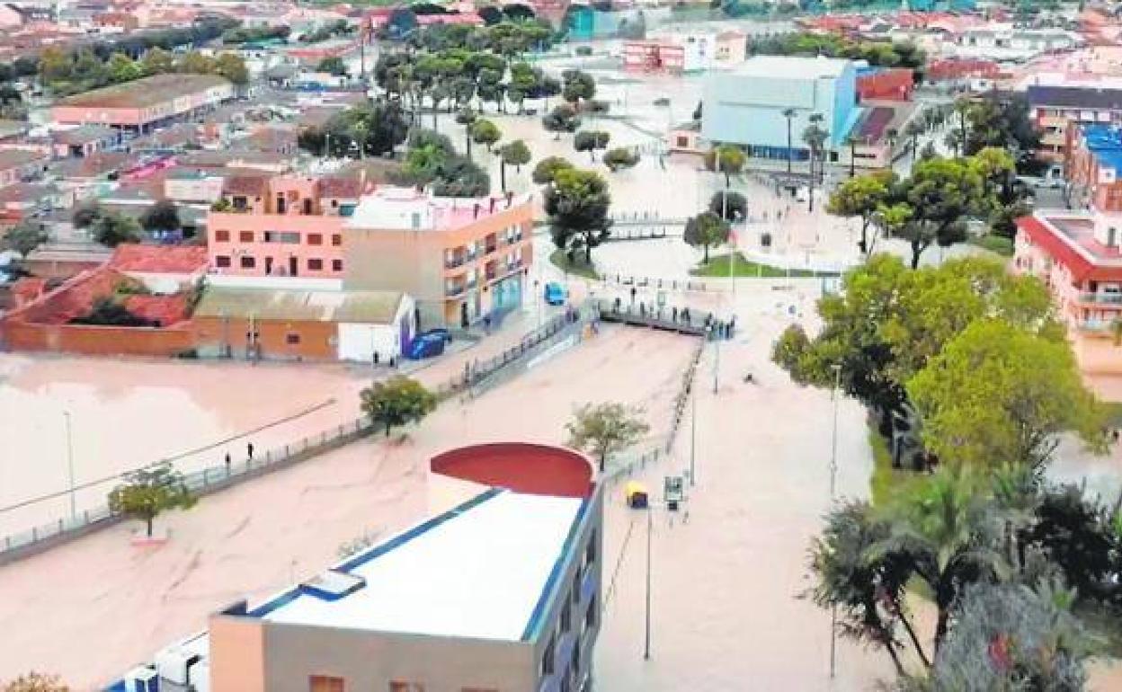 Vista aérea del tercer tramo de la rambla, inundado por la DANA de 2019, en el entorno del Centro de Artes Escénicas