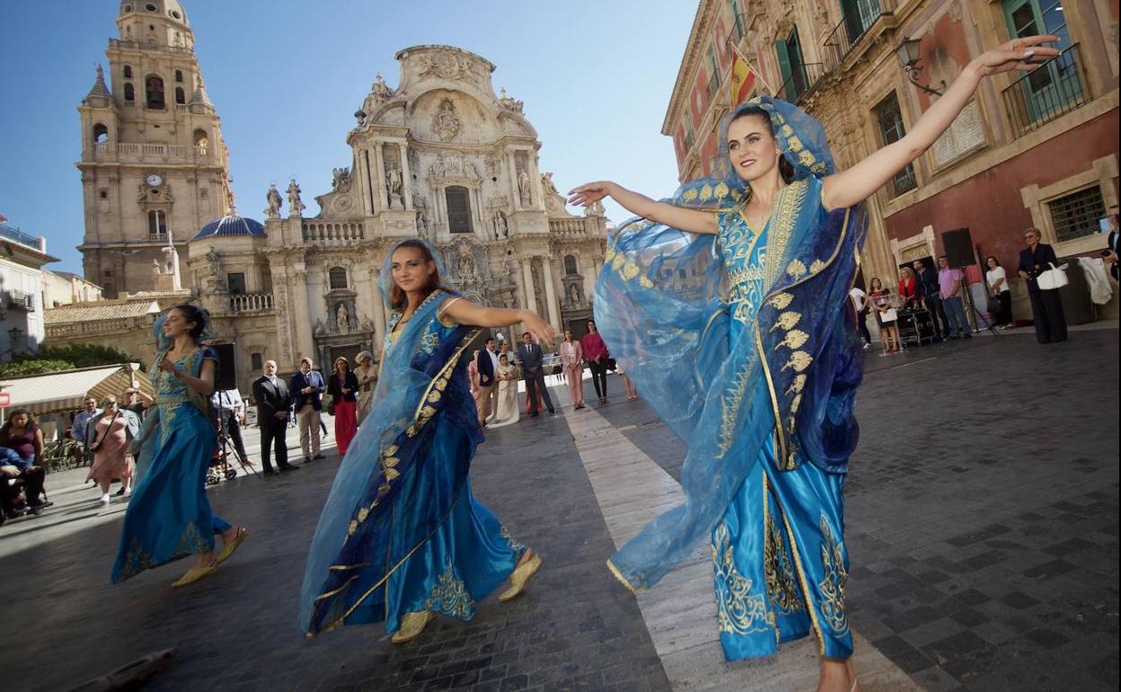 Espectáculo de danza durante el acto de presentación de las jornadas medievales de Monteagudo.