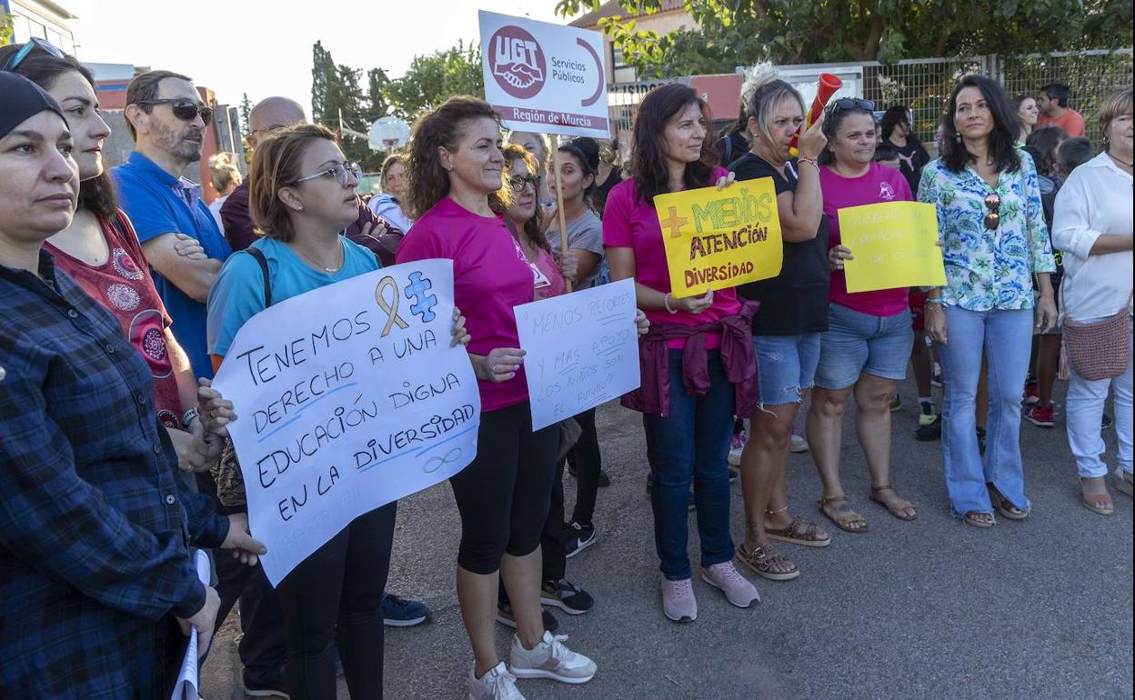 Protesta de padres y profesores, a las puertas del colegio San Isidoro de El Algar. 