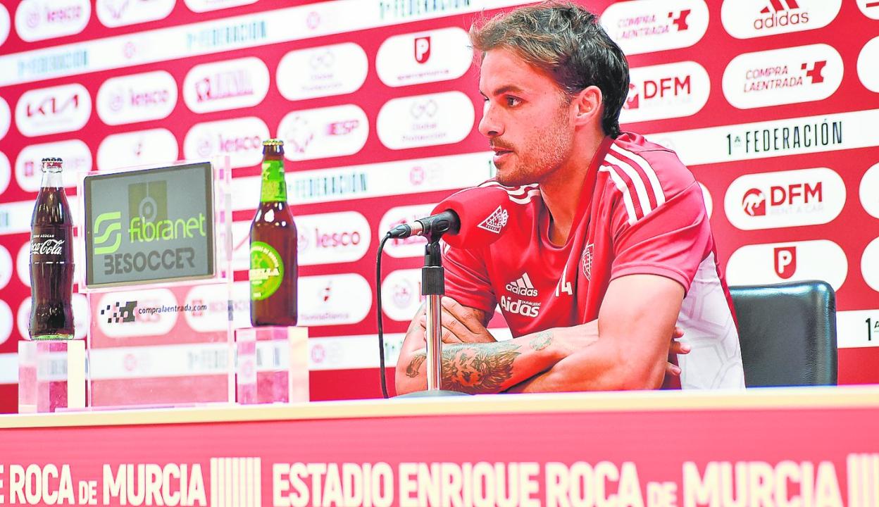 Pedro León, durante su comparecencia de ayer en el estadio Enrique Roca. 