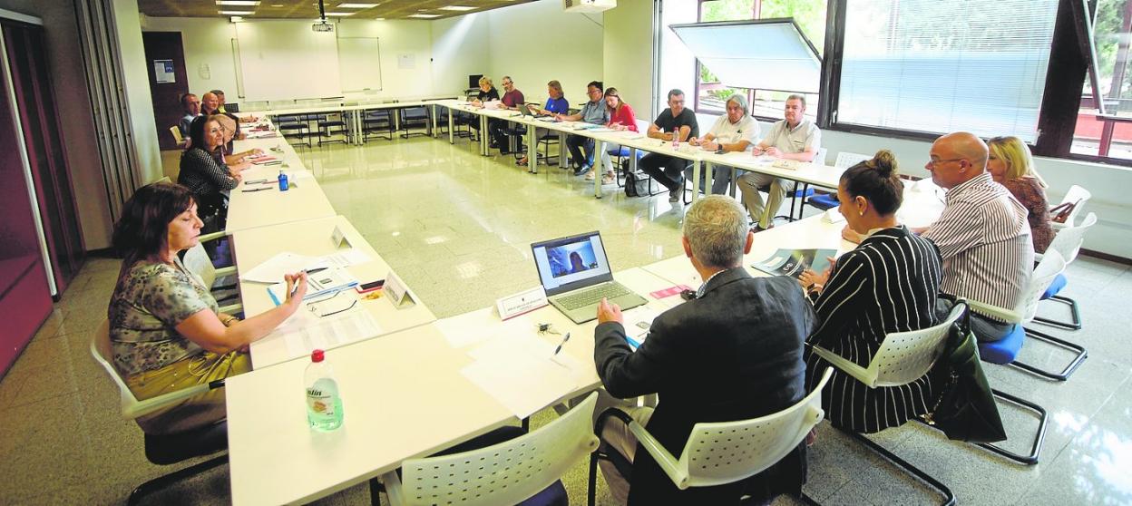 Integrantes de la Mesa de Administración y Servicios de la Comunidad, en la reunión que mantuvieron ayer. 