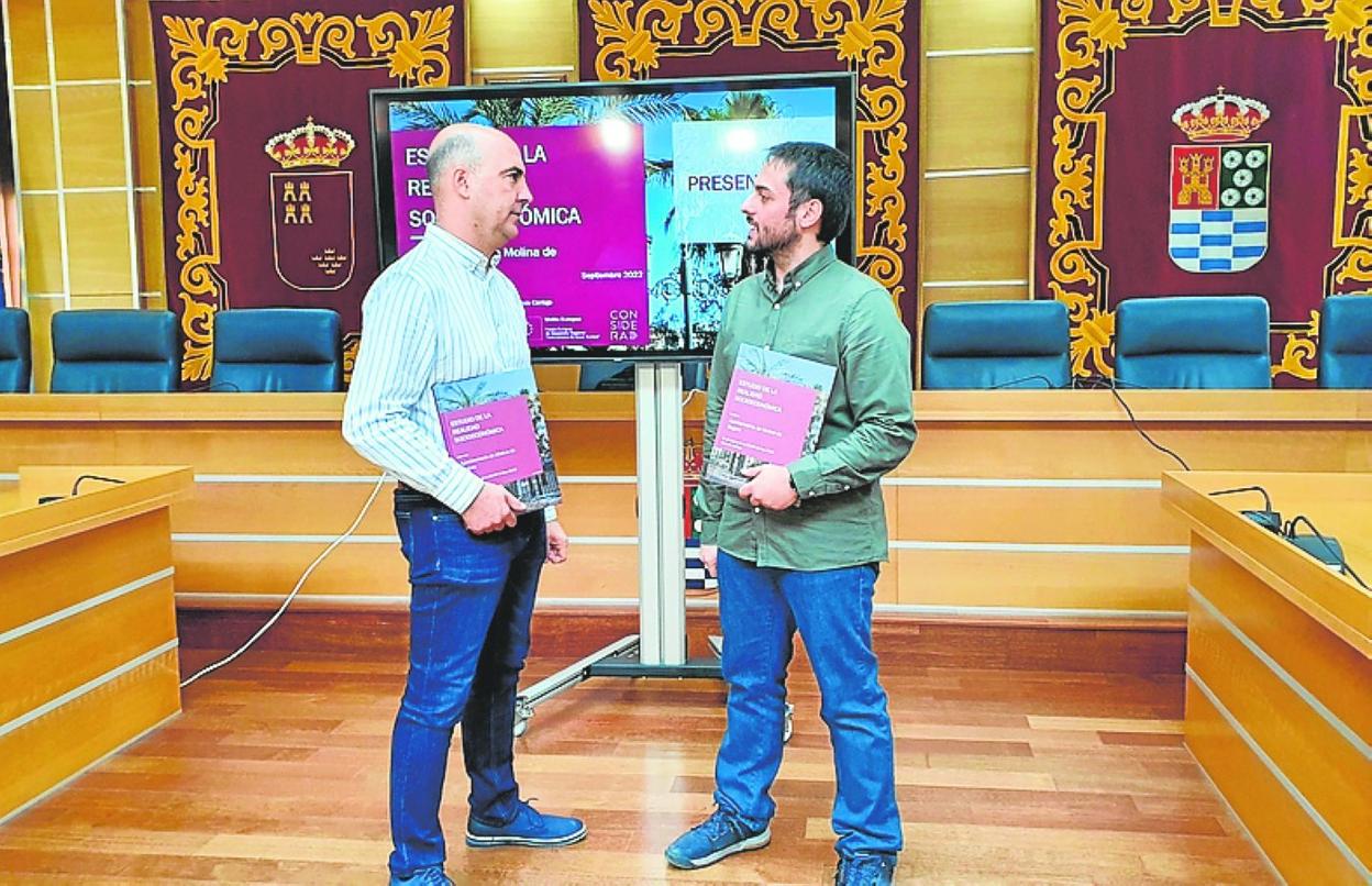 Eliseo García y Daniel Díaz, ayer, tras presentar el informe. 