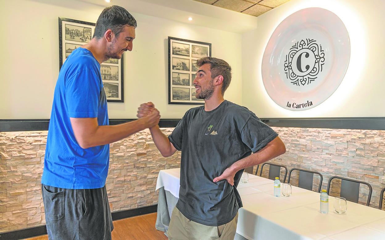 El pívot Sergio Mendiola y el base Emilio Martínez estrechan su mano, en la presentación de ayer como nuevos jugadores del ODILO FC Cartagena CB.