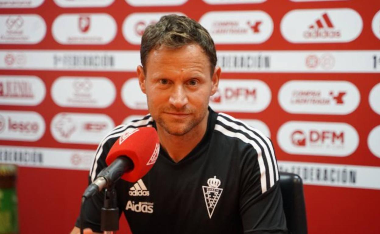 El entrenador del Real Murcia, Mario Simón, en una imagen de archivo.