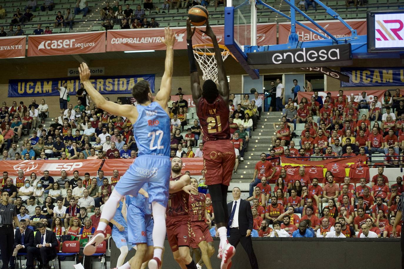 Fotos: Tropiezo en el debut del UCAM ante el Breogán