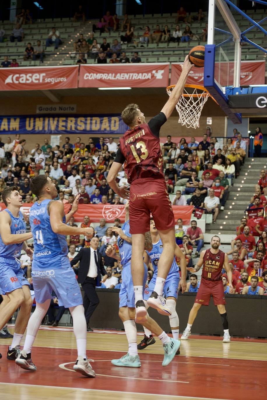 Fotos: Tropiezo en el debut del UCAM ante el Breogán