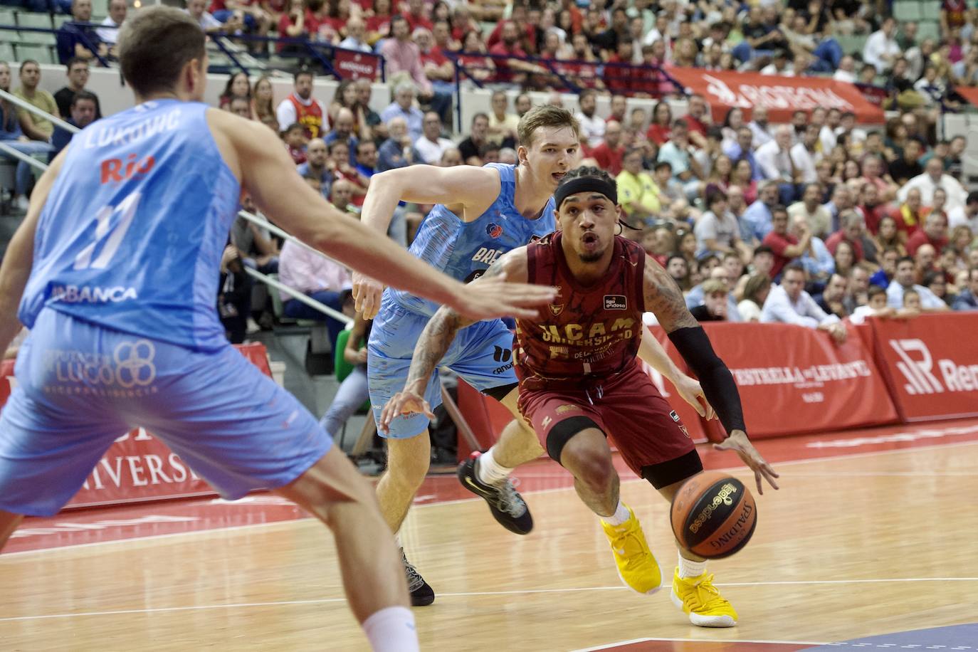 Fotos: Tropiezo en el debut del UCAM ante el Breogán