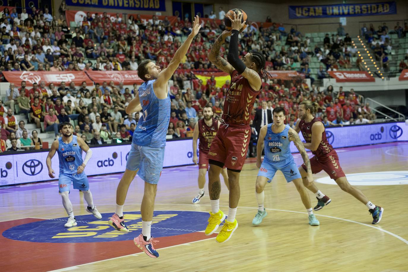 Fotos: Tropiezo en el debut del UCAM ante el Breogán