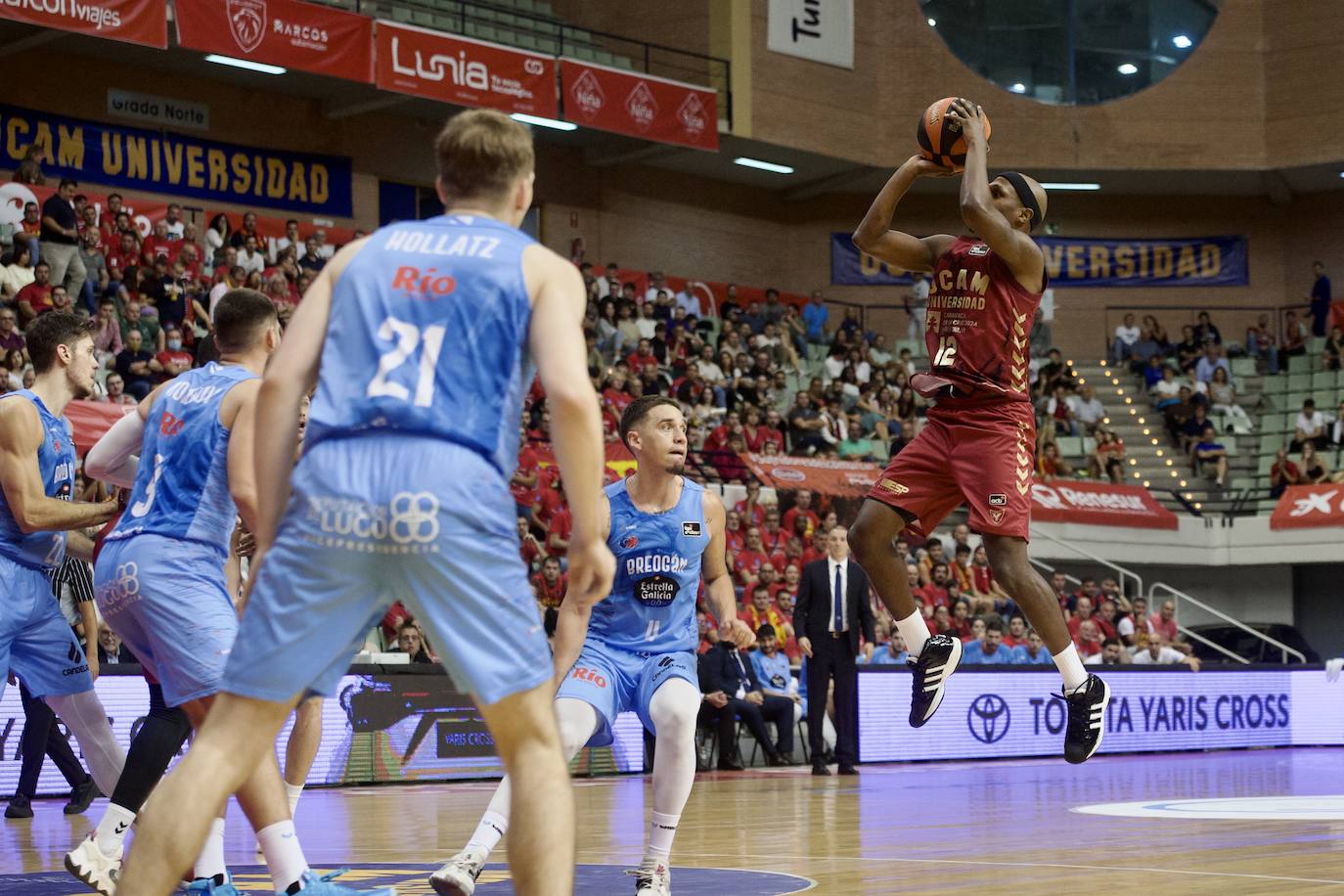 Fotos: Tropiezo en el debut del UCAM ante el Breogán