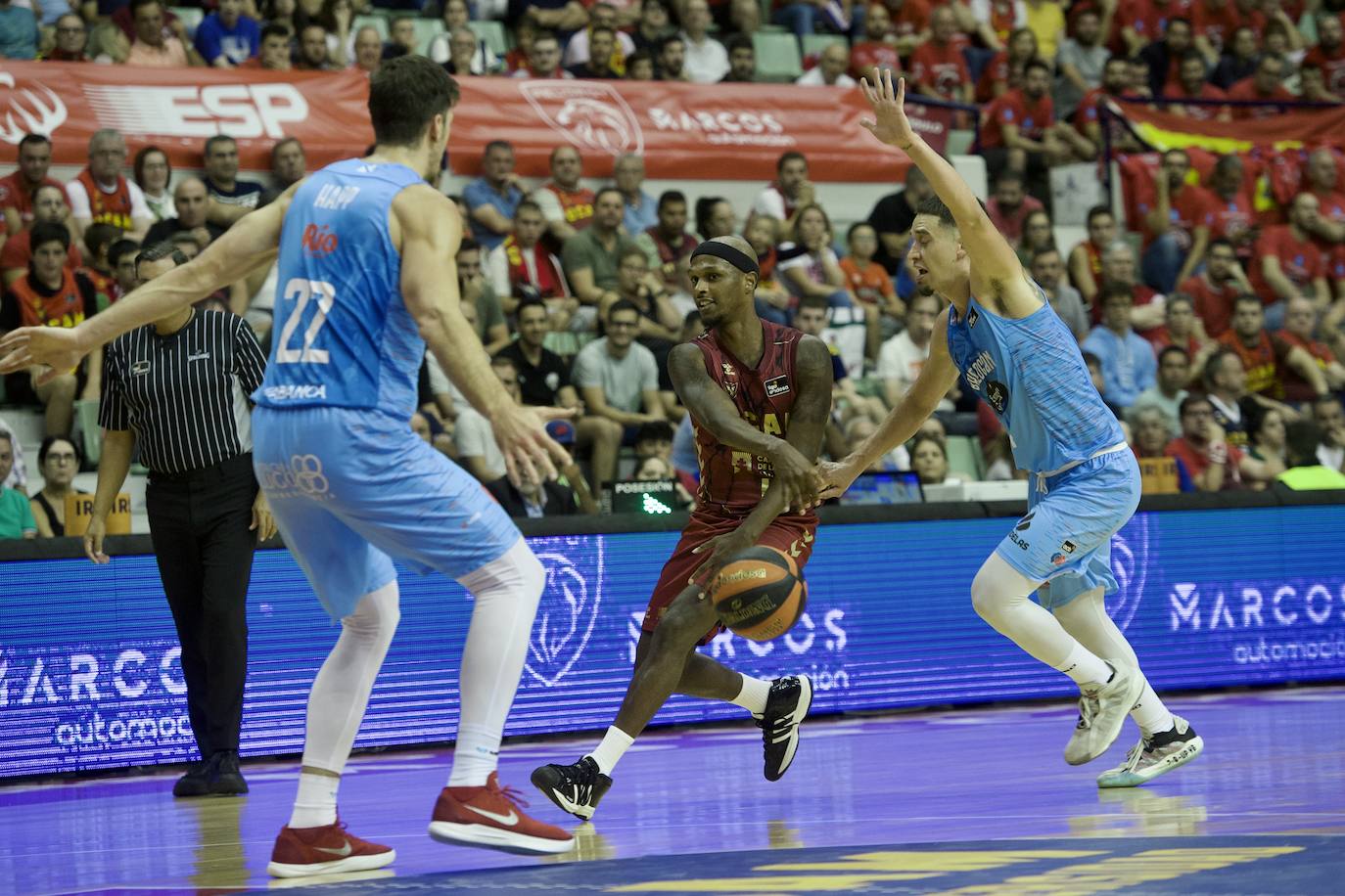 Fotos: Tropiezo en el debut del UCAM ante el Breogán