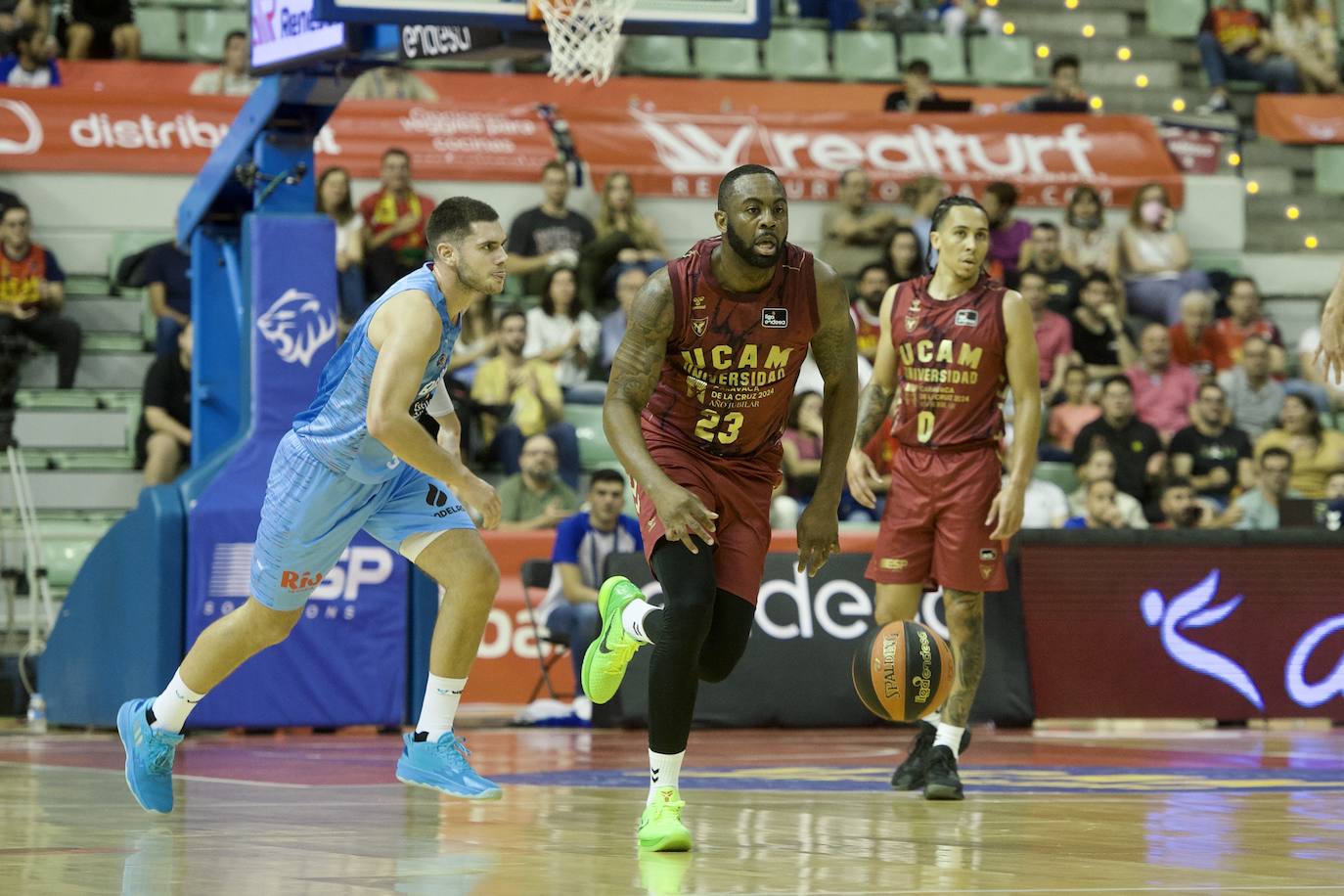 Fotos: Tropiezo en el debut del UCAM ante el Breogán