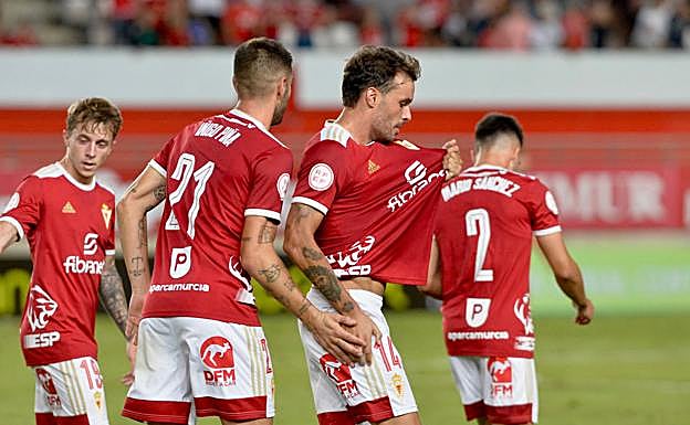 Pedro León celebra uno de los goles, este sábado en el partido ante la SD Logroñés.