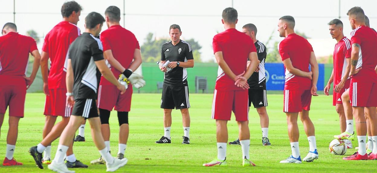 Mario Simón, en el centro, se dirige a sus jugadores en un entrenamiento de esta temporada en Pinatar Arena. 