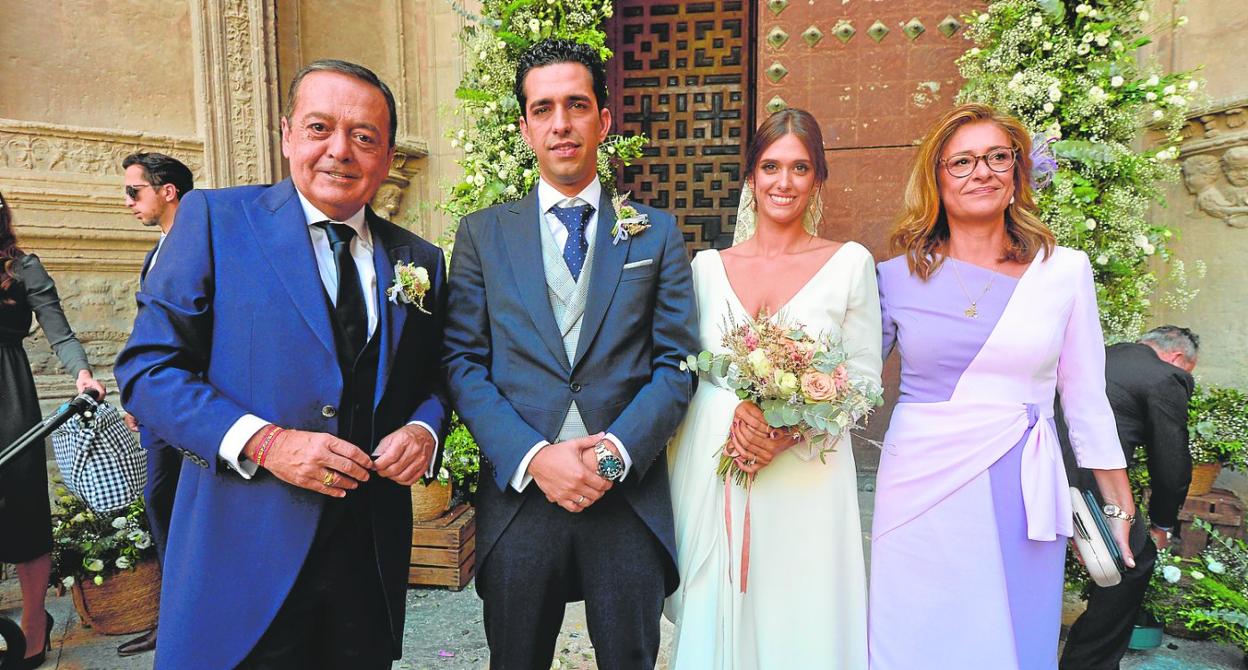 El presidente de Croem, José María Albarracín, junto a los novios, Gonzalo Fernández y Amor Albarracín, y su esposa, María Dolores Gonzálvez, a las puertas de la Catedral de Murcia tras el enlace. 