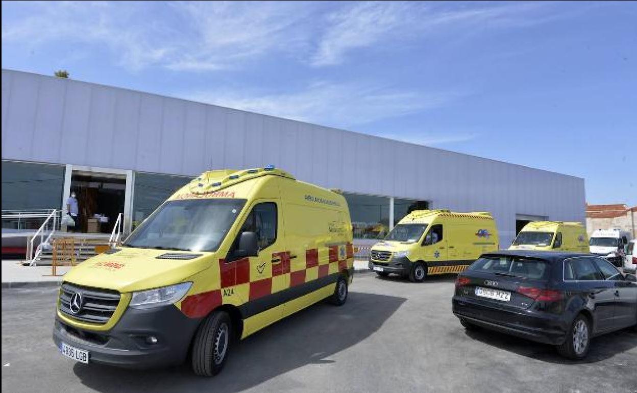 Imagen de varias ambulancias. 