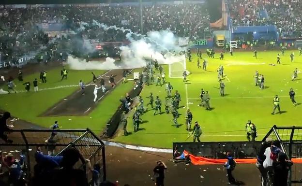 Conmoción mundial por las 125 muertes en un partido de fútbol en Indonesia