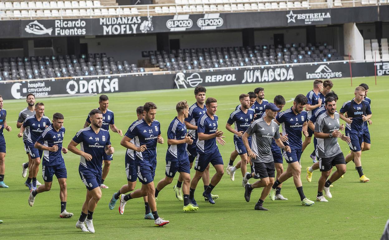 Los jugadores del Efesé siguen las instrucciones de Paco Imbernón en el entrenamiento de esta semana en el Cartagonova.