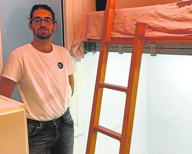 Guillermo Carrillo, en la habitación que ha alquilado en Barcelona.