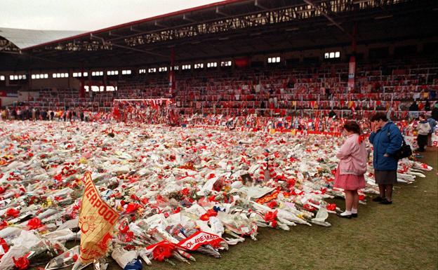 Campo lleno de flores tras la tragedia en el estadio de Hillsborough.