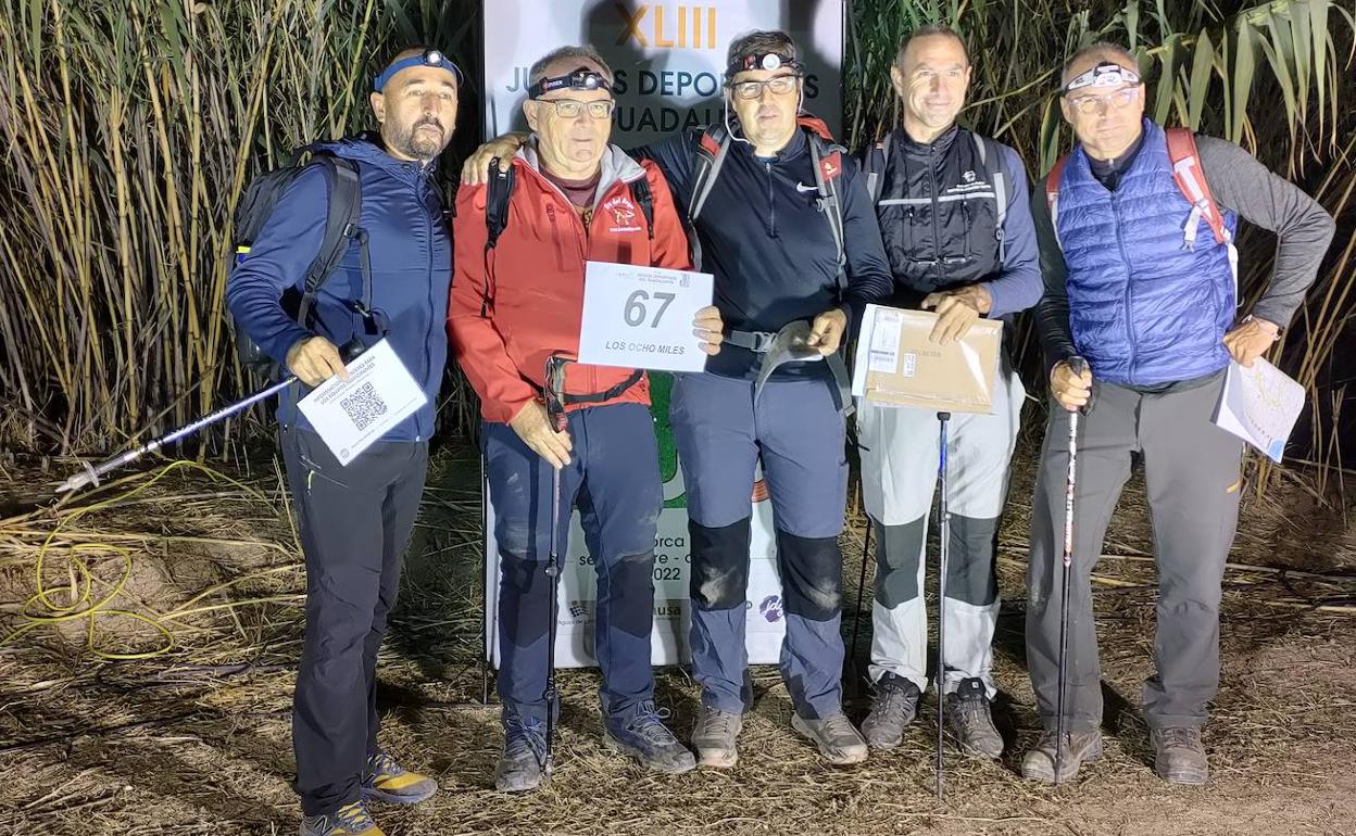 El equipo de 'Los ocho miles', que quedaron en tercer lugar en la Travesía corta.