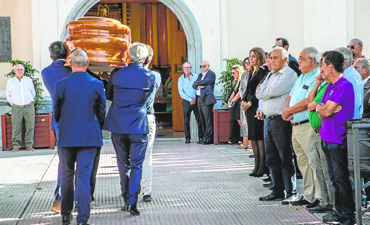 Conducción del féretro, ayer, hacia la iglesia. 
