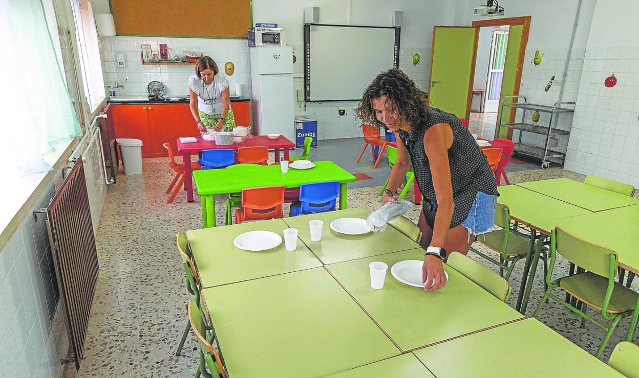 Cati García y Maite Martínez ultiman los preparativos para abrir, hoy, el nuevo comedor escolar en el colegio San Cristóbal de El Bohío. 