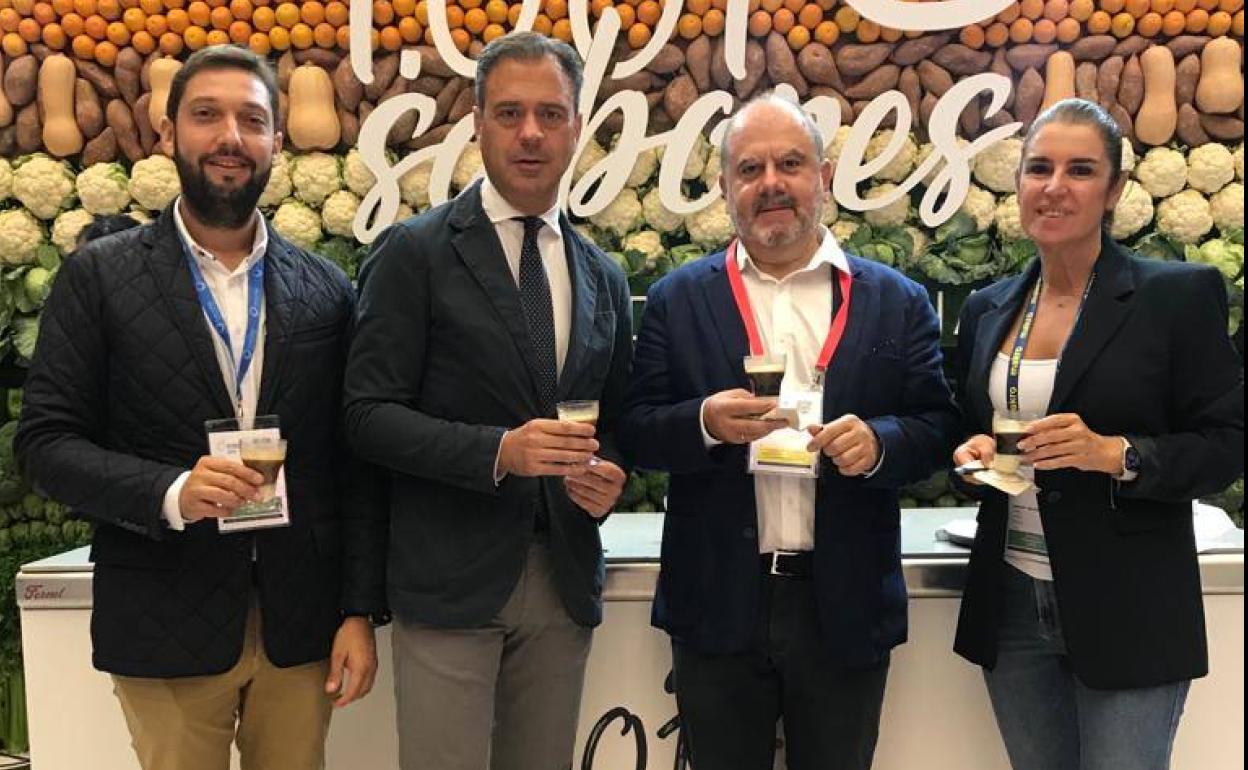 El consejero de Presidencia, Marcos Ortuño (2º iz), junto al director de Vocento Gastronomía, Benjamín Lana (2º dch), en San Sebastián Gastronomika. 