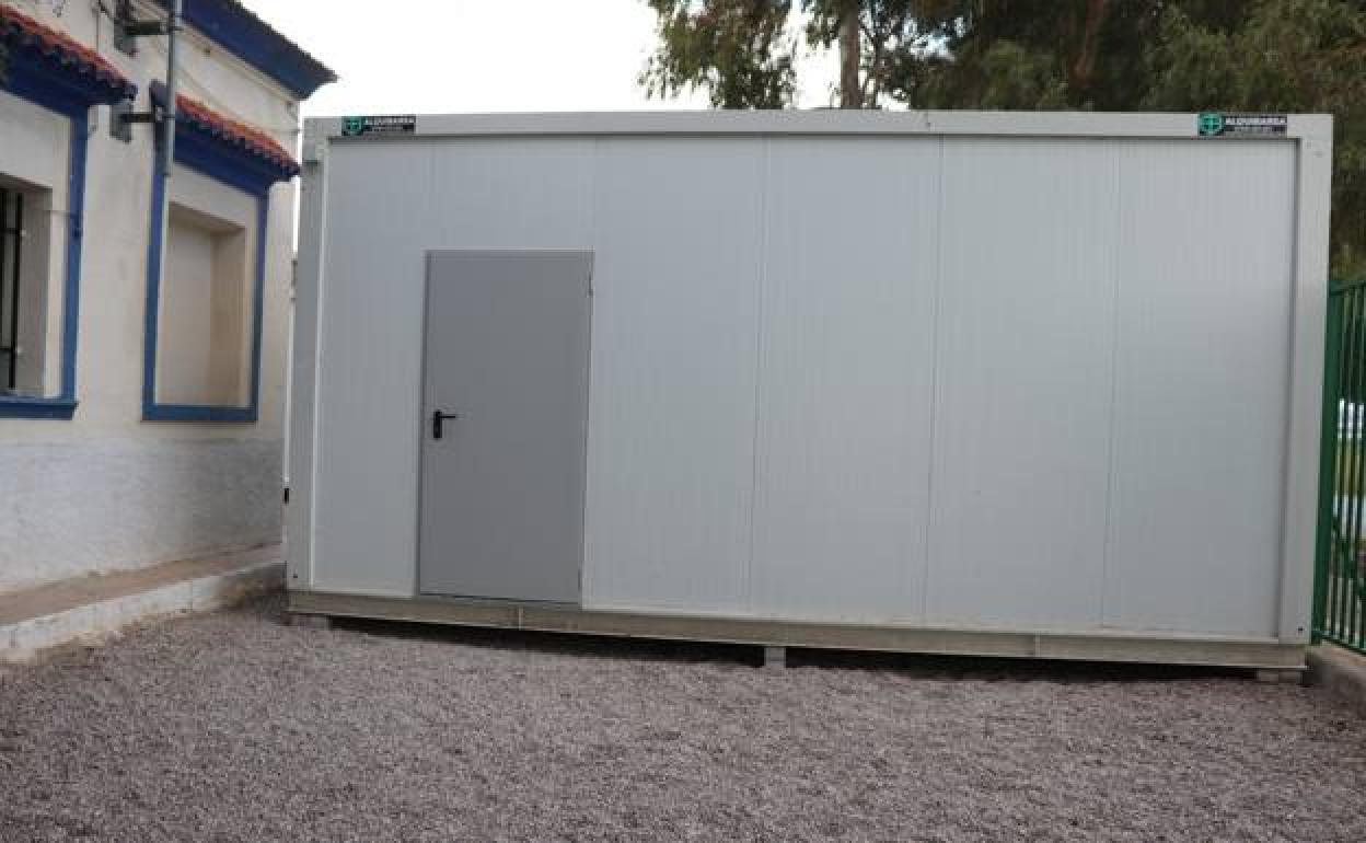 Una de las aulas modulares instaladas en el patio del colegio de La Campana. 