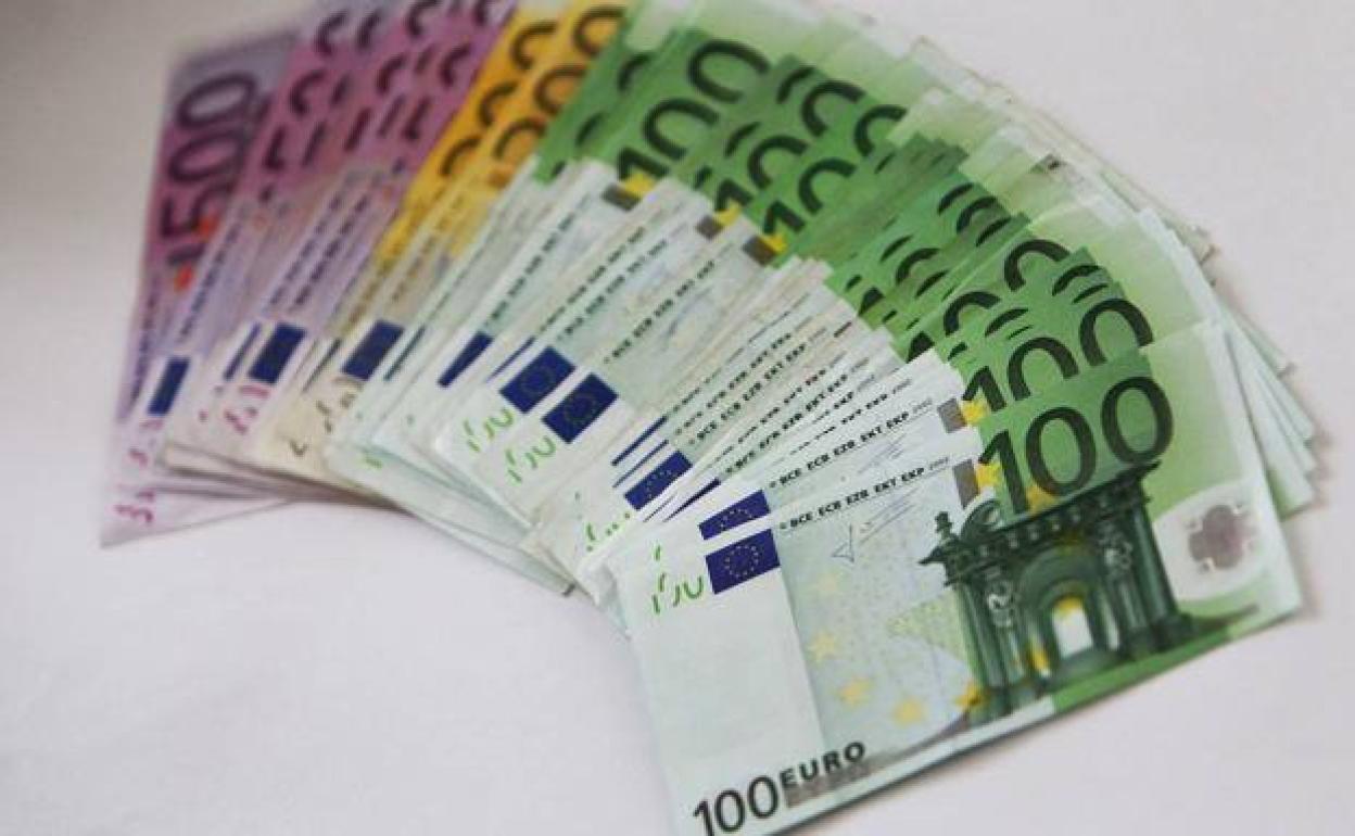 Billetes de 100, 200 y 500 euros, en una fotografía de archivo. 