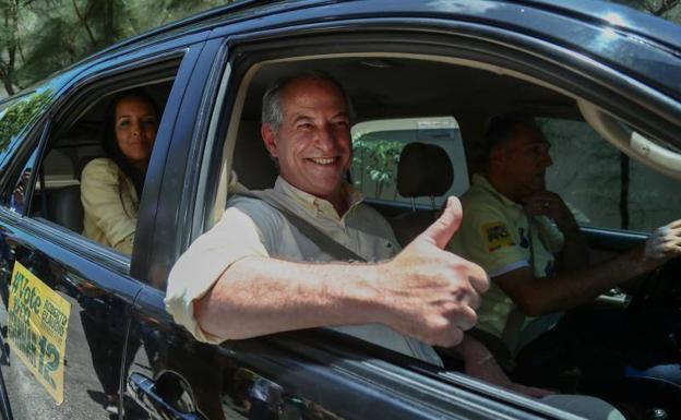 Gomes, a su llegada al colegio electoral, este domingo.