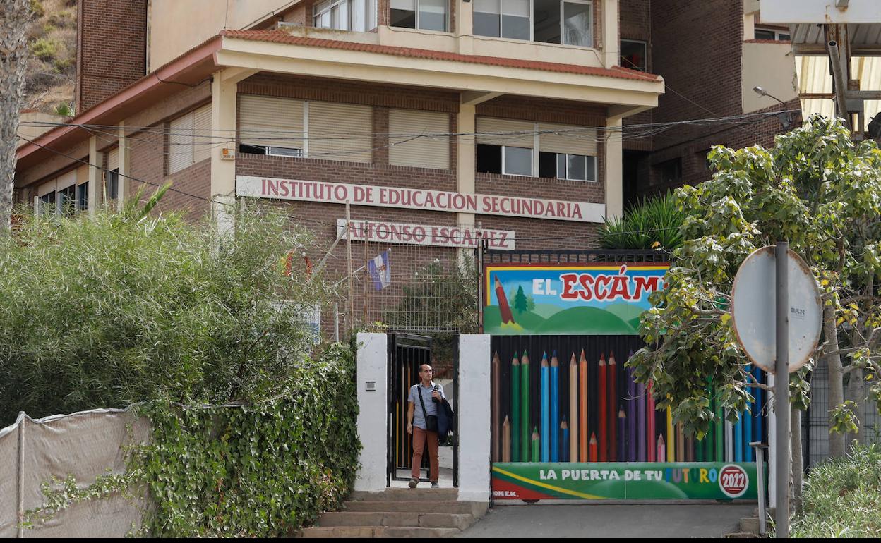 Un profesor sale del IES Alfonso Escámez de Águilas este lunes.