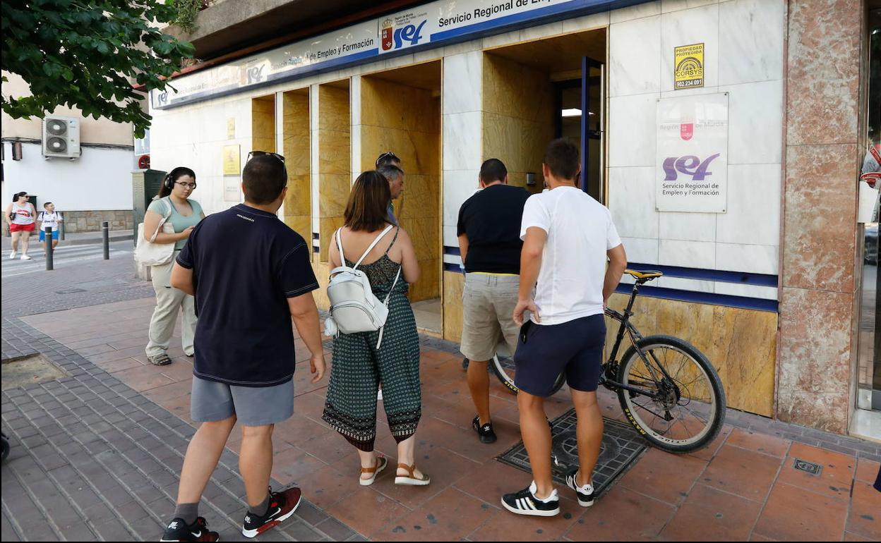 Varios ciudadanos hacen cola para acceder a la oficina del SEF de Ronda Norte, en Murcia, en una imagen de archivo. 